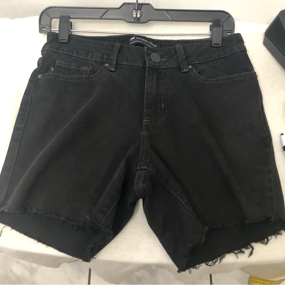 Lee Curvy Fit Black  Cut Off Jean Shorts Womens Size 8 Waist 28” Raw Hem